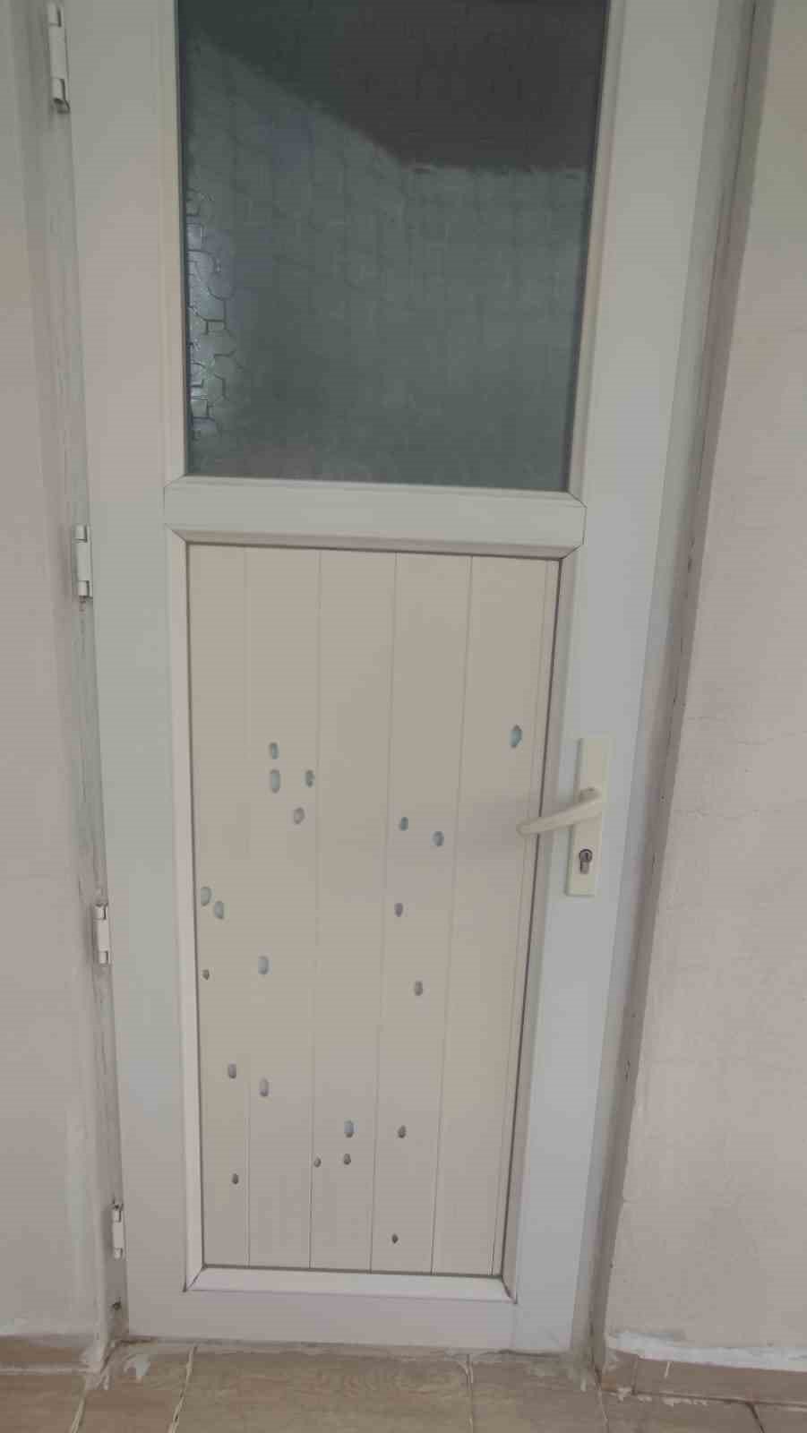 Dolu yağışı balkon kapısını mermi gibi deldi