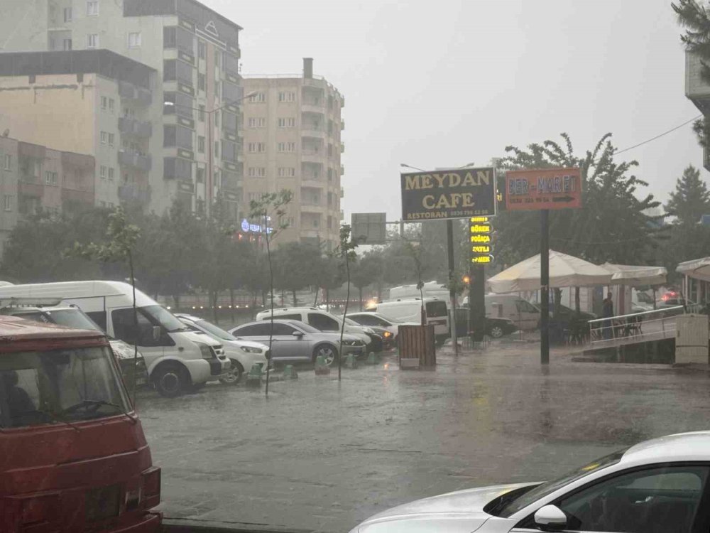Dolu yağışı balkon kapısını mermi gibi deldi