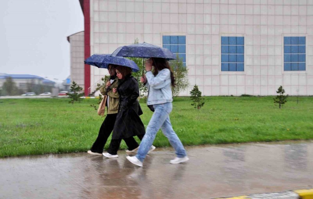 Kars’ta sağanak hayatı olumsuz etkiliyor