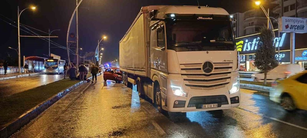 Malatya’da otomobil ile tır çarpıştı: 3 yaralı