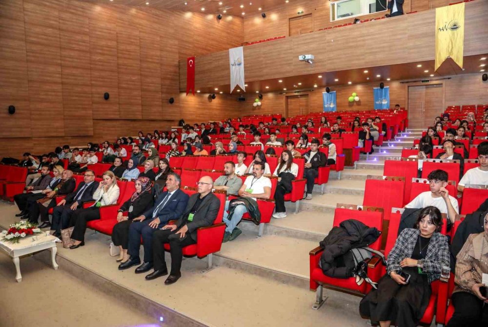 Van'da öğrenciler ‘Liseler Arası İklim Münazarası’nda fikirlerini savundu