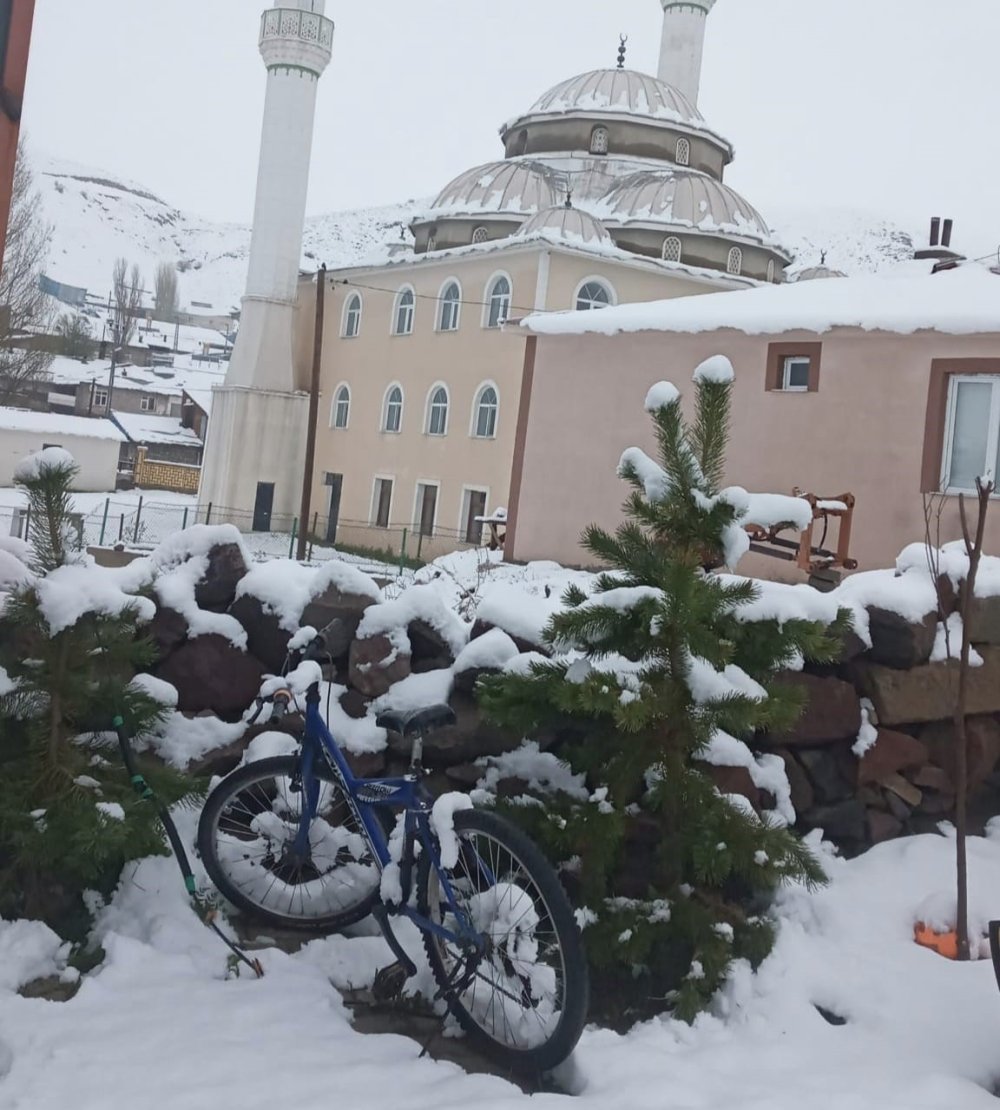 Aşkale’de kar sürprizi