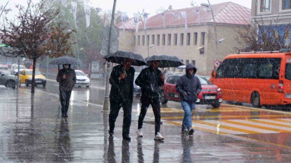 Erzurum’da mayıs ayında kar yağışı