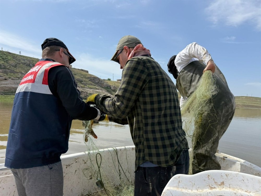 Kaçak balıkçılar jandarmanın ağına takıldı: 83 bin TL ceza kesildi