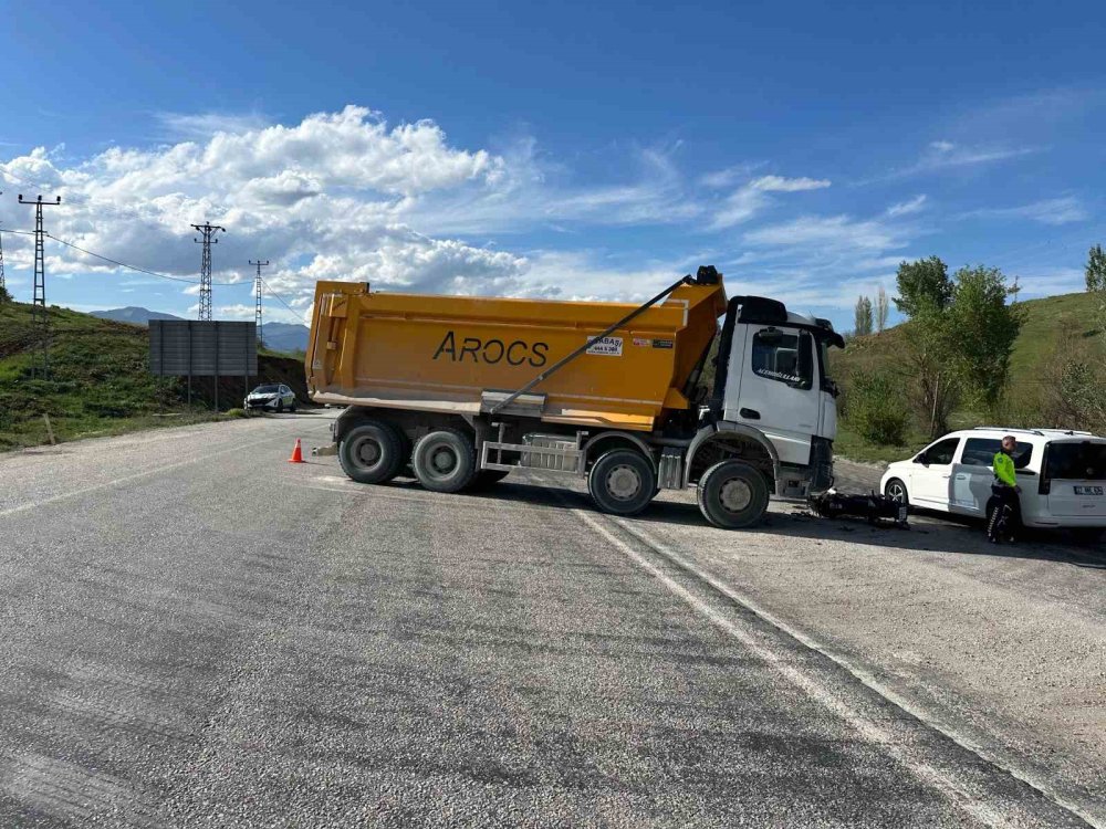 Malatya’da motosikletle kamyon çarpıştı: 1 yaralı