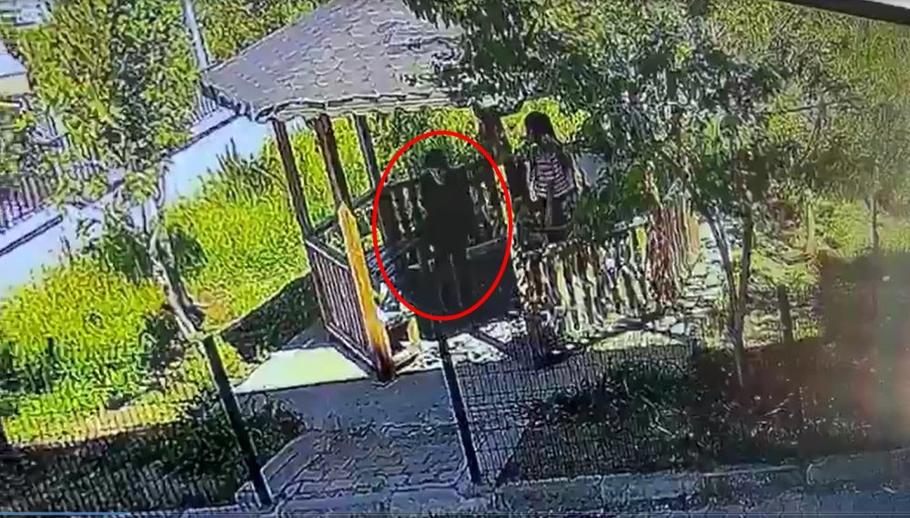 Nefes borusuna yabancı cisim kaçan öğrencisini, Heimlich manevrasıyla kurtardı
