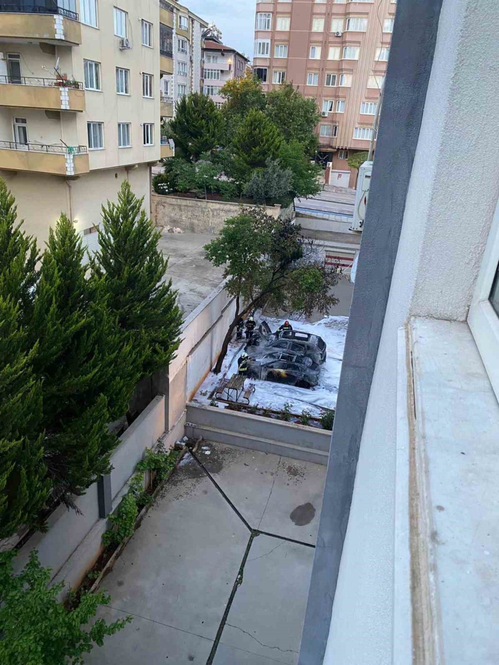 Otoparktaki 2 lüks araç yanarak küle döndü