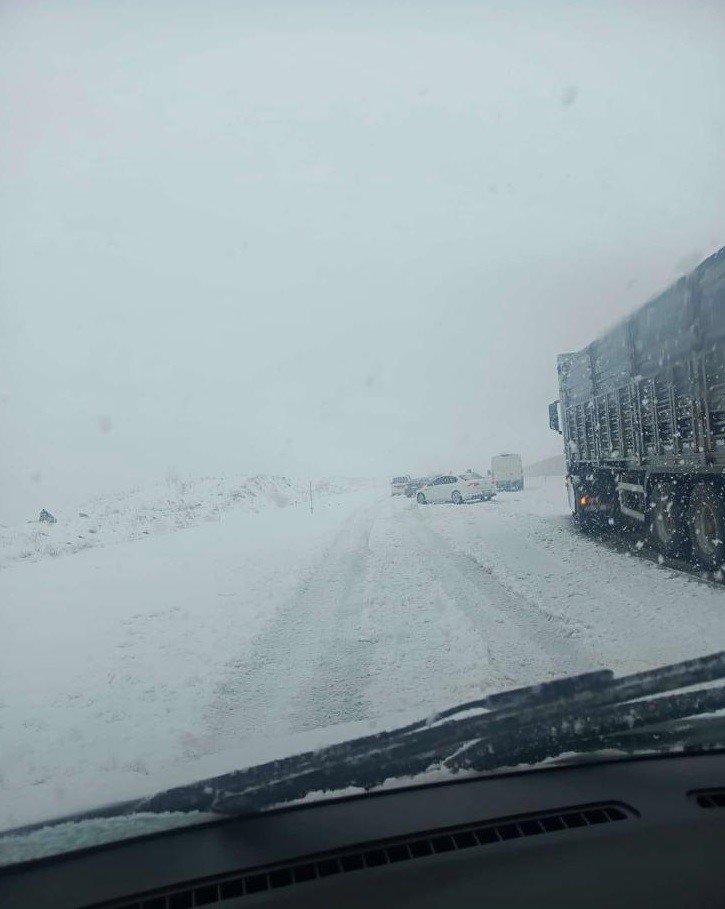 Palandöken geçidinde ulaşıma kar ve tipi engeli