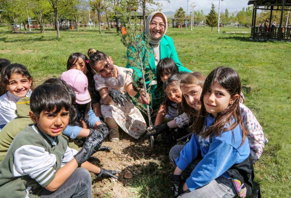 Van'da ilkokul öğrencileri iklim değişikliğine dikkat çekmek için fidan dikti