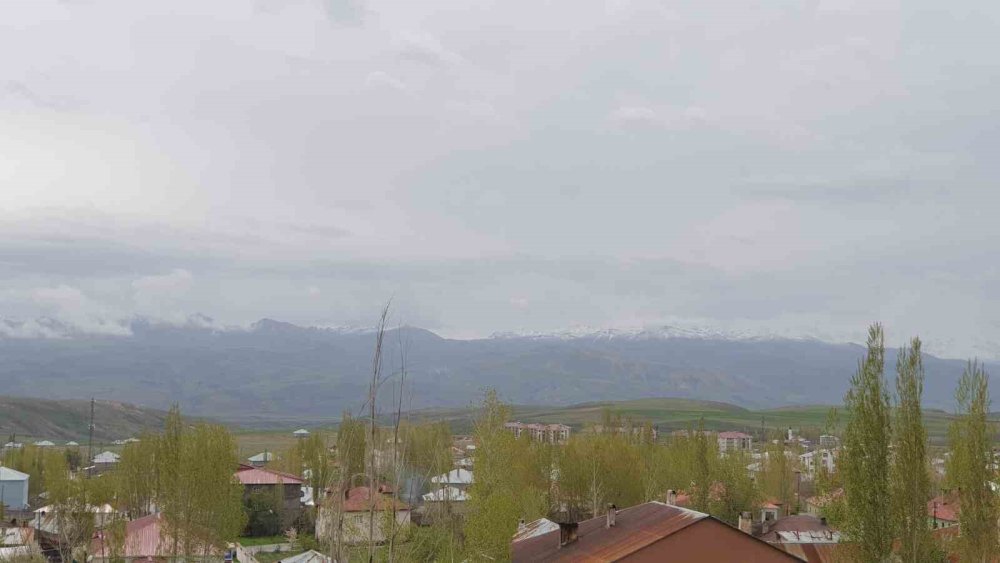 Başkale’de yüksek kesimlere kar yağdı