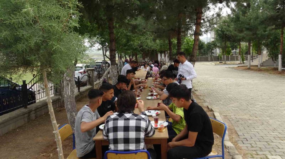 Gercüş Kaymakamı öğrencilerle kahvaltıda buluştu