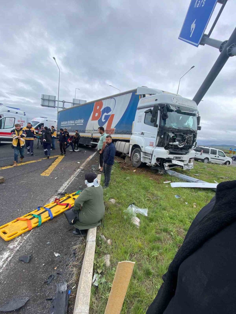 Kars’ta meydana gelen kazada 2’si ağır 4 kişi yaralandı