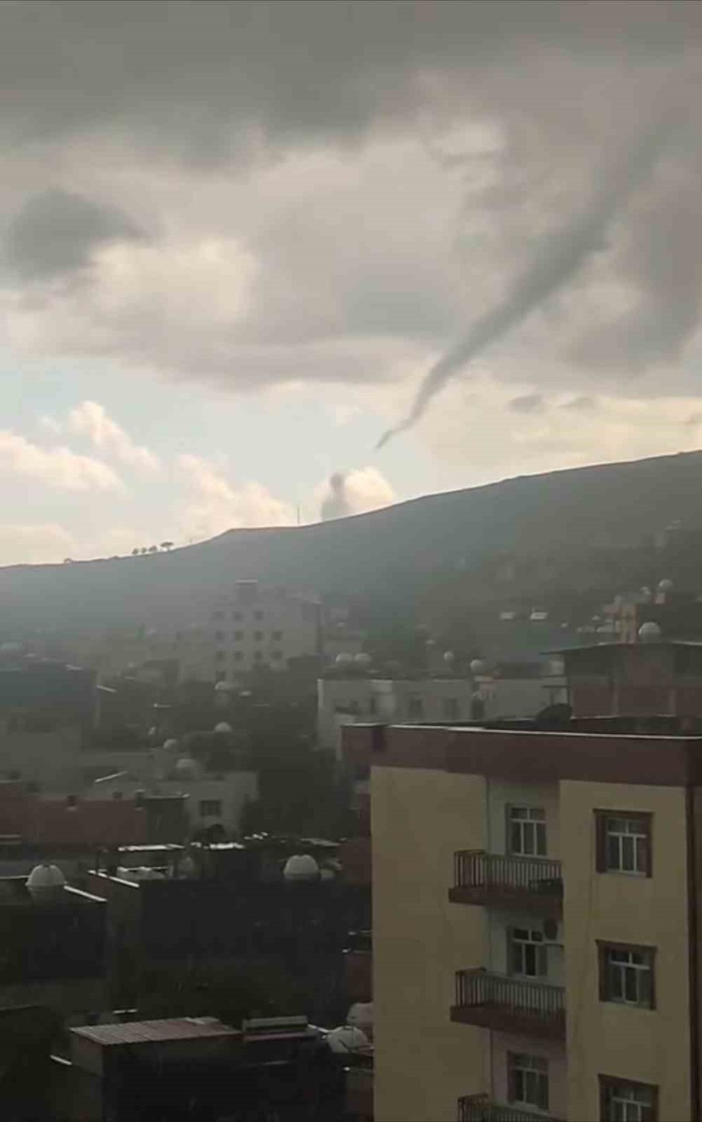 Mazıdağı'nda meydana gelen hortum kameraya yansıdı