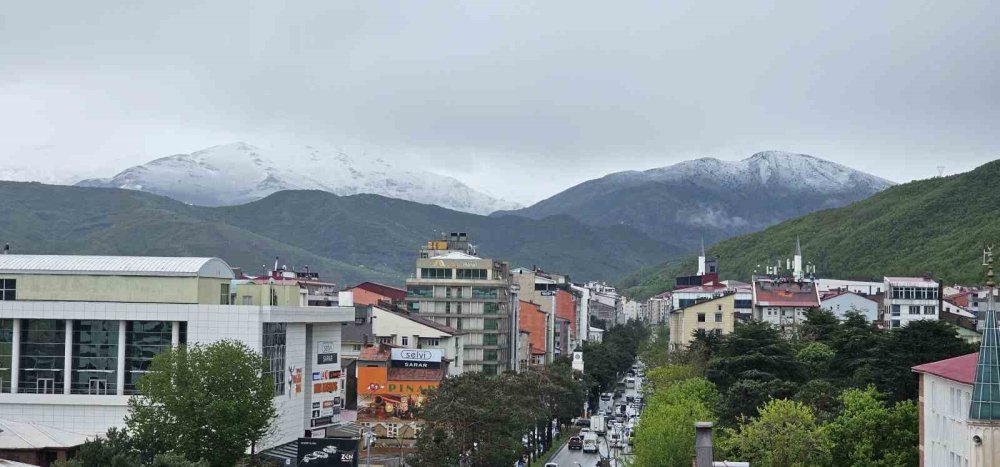 Nemrut ve yüksek kesimler beyaza büründü