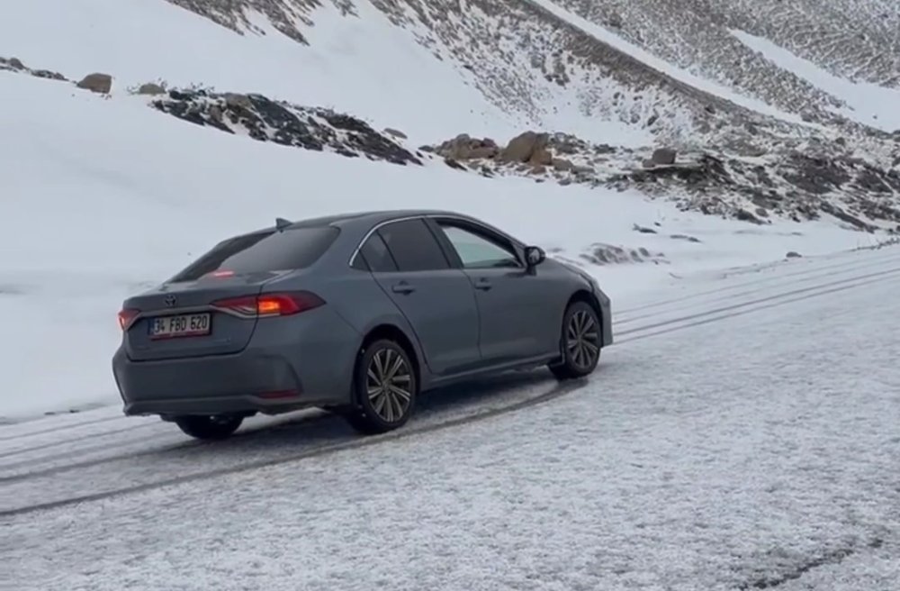 Karabet Geçidi’nde kar yağdı