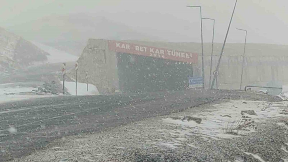 Karabet Geçidi’nde kar yağdı