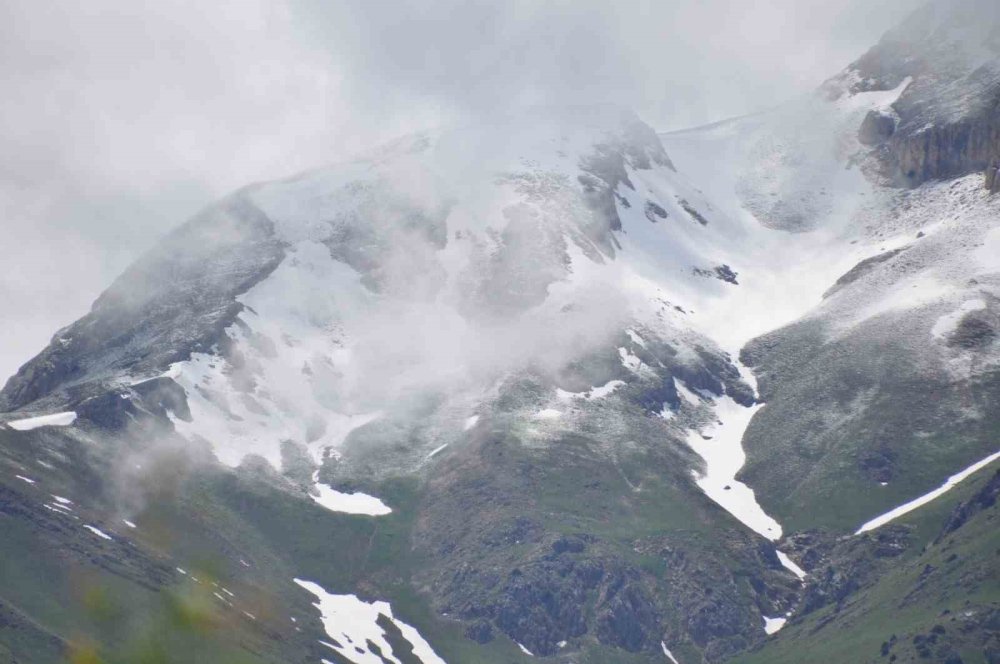 Tunceli’de de yüksek kesimlere kar yağdı