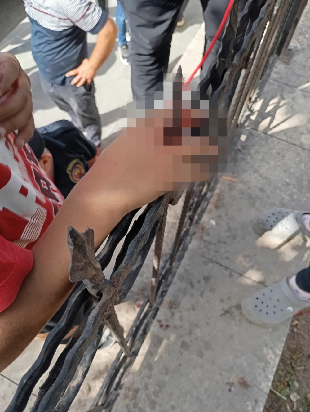 Cizre'de dut yemek isteyen bir kişinin eli korkuluk demirine saplandı