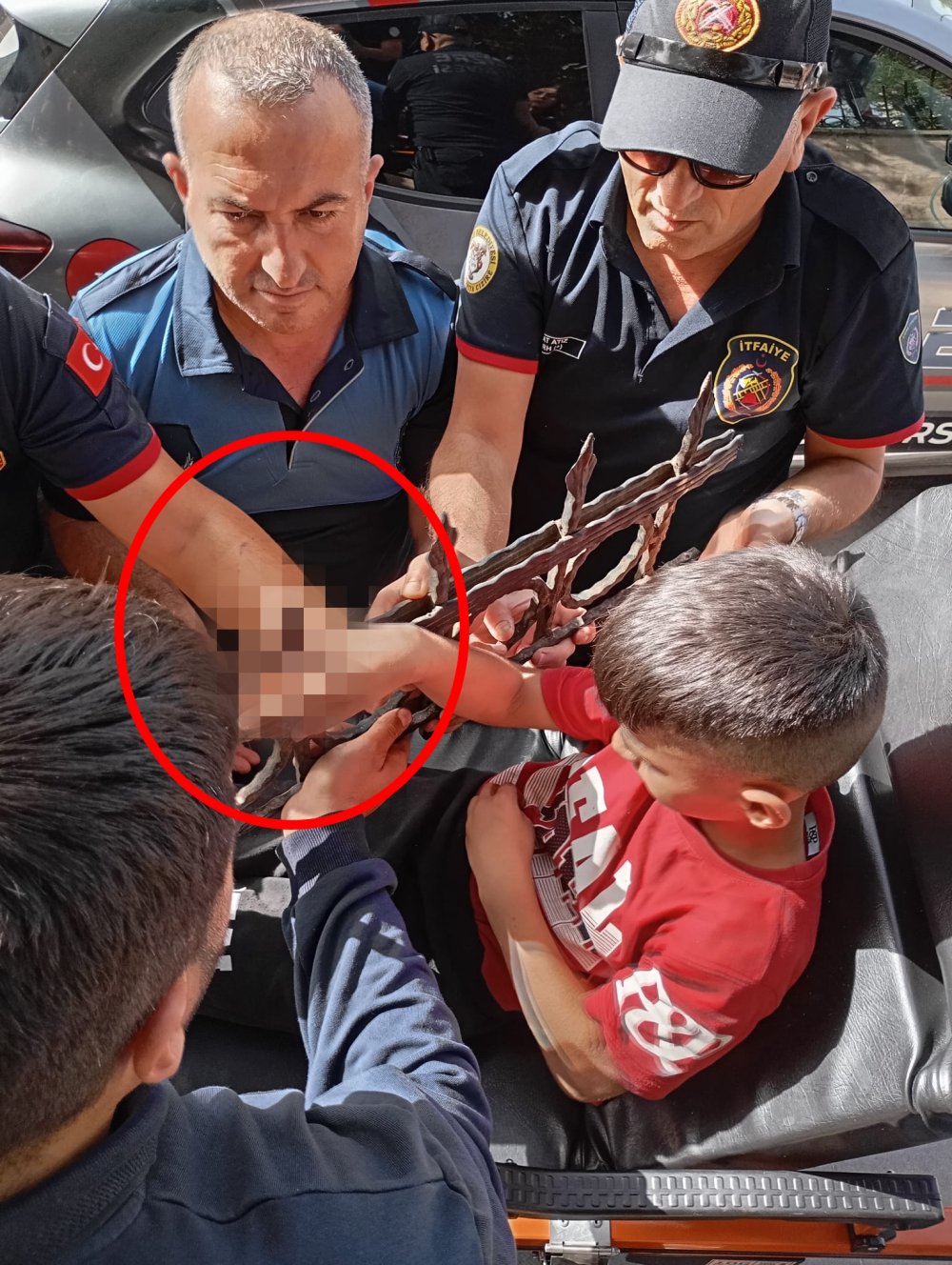 Cizre'de dut yemek isteyen bir kişinin eli korkuluk demirine saplandı