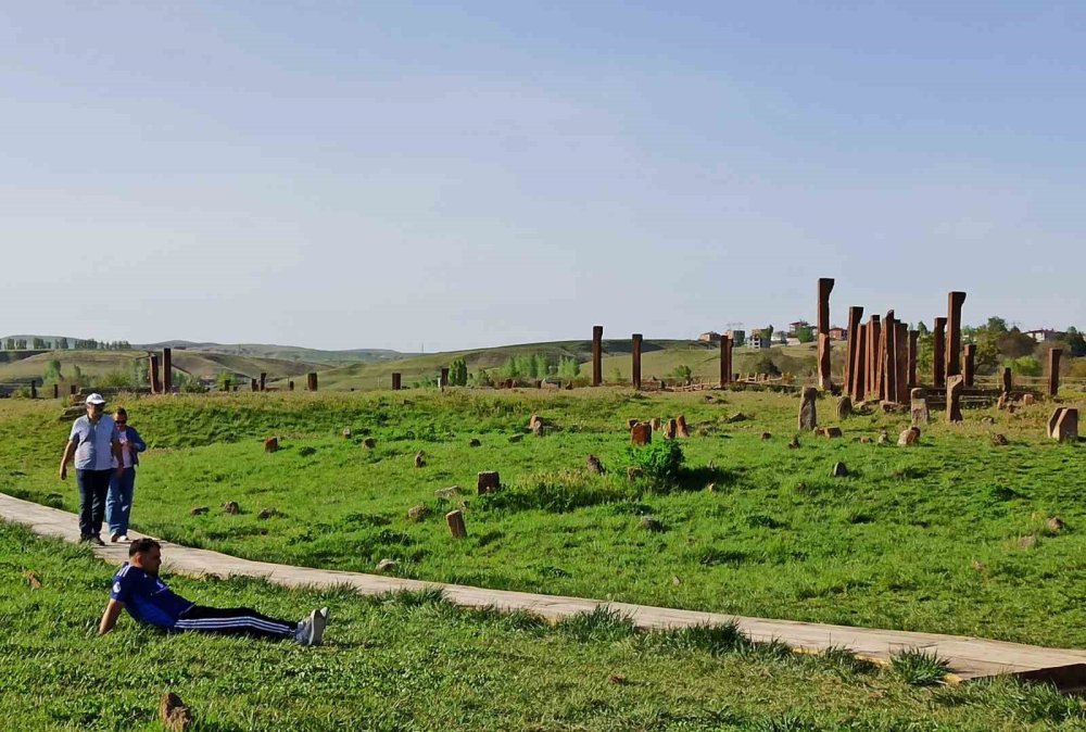 Ahlat’taki Selçuklu Mezarlığı ziyaretçi akınına uğruyor
