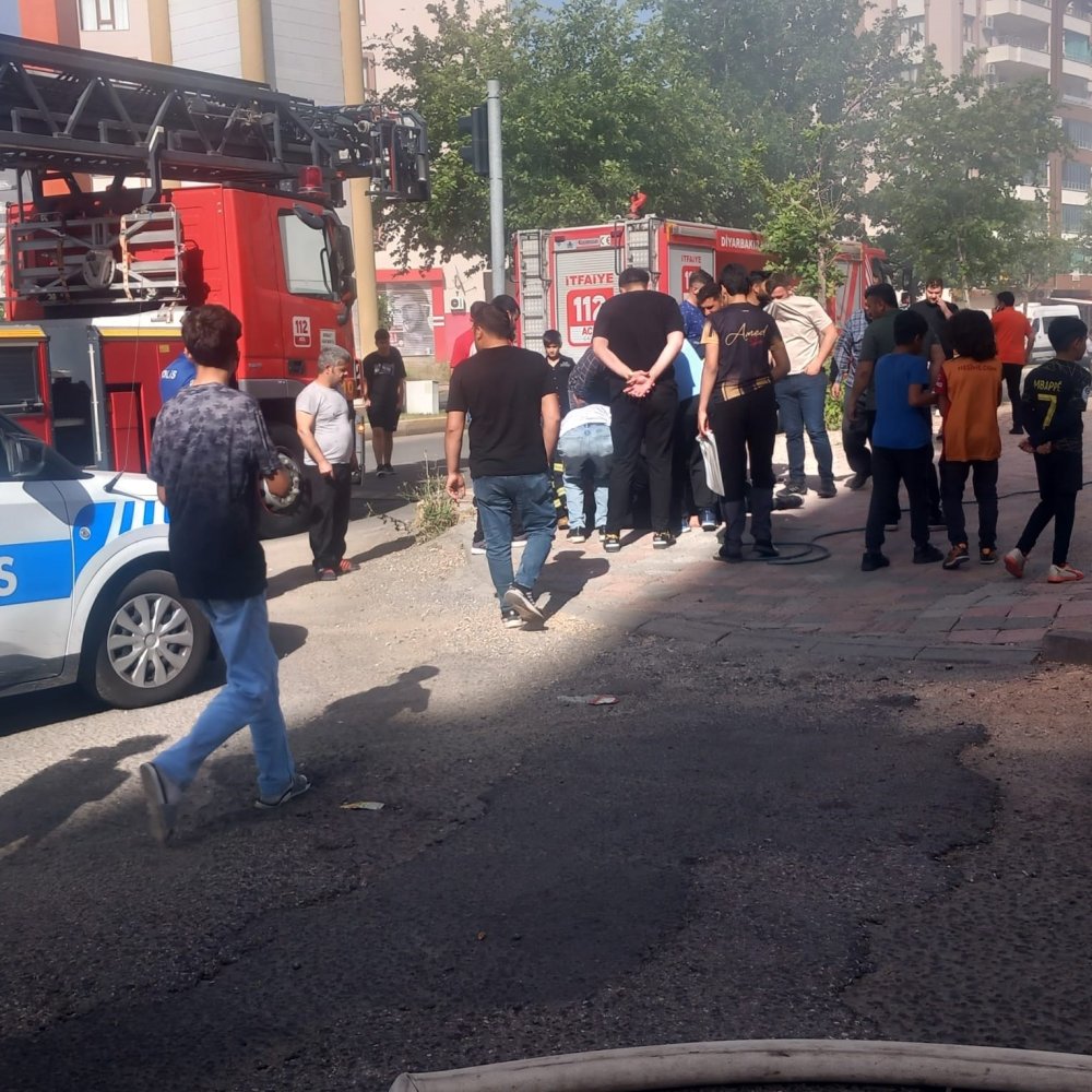 Diyarbakır’da kırtasiye dükkanında yangın çıktı
