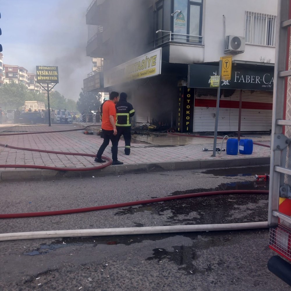 Diyarbakır’da kırtasiye dükkanında yangın çıktı