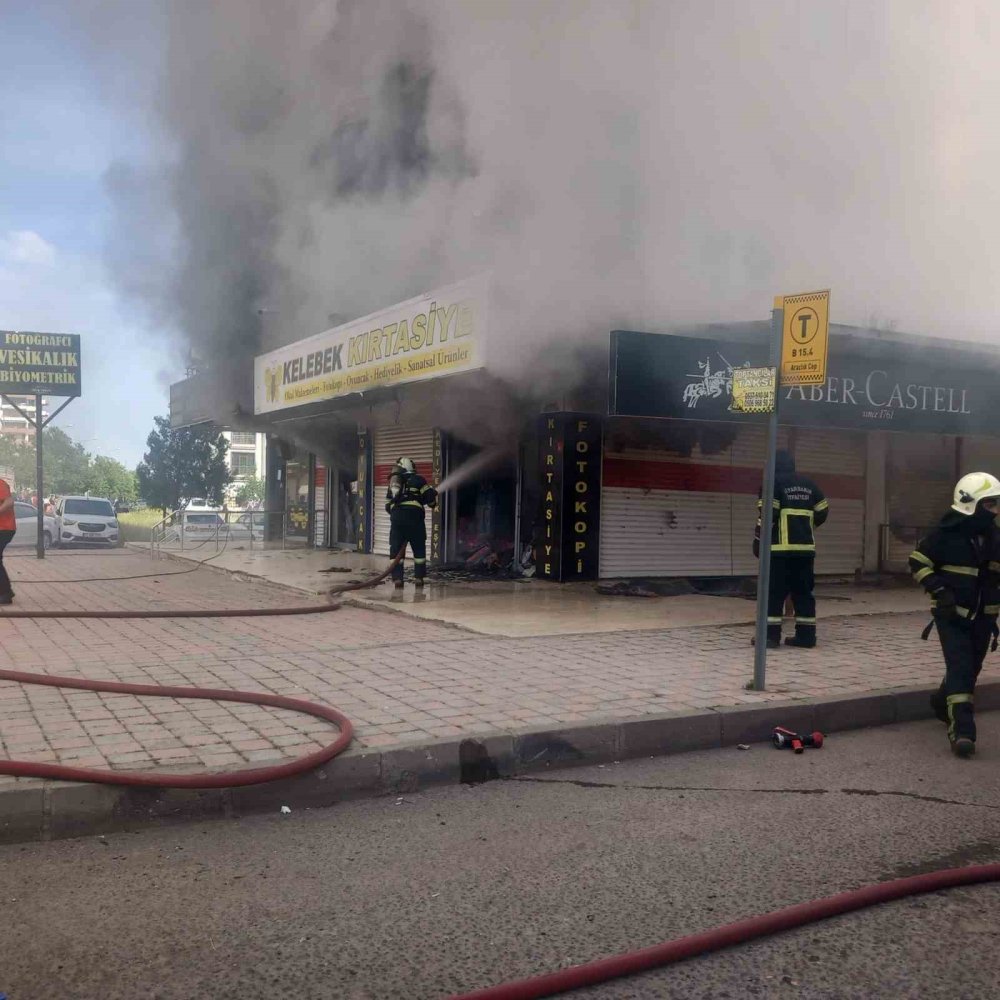 Diyarbakır’da kırtasiye dükkanında yangın çıktı