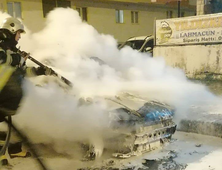 Erzurum’da araç yangını panik yarattı