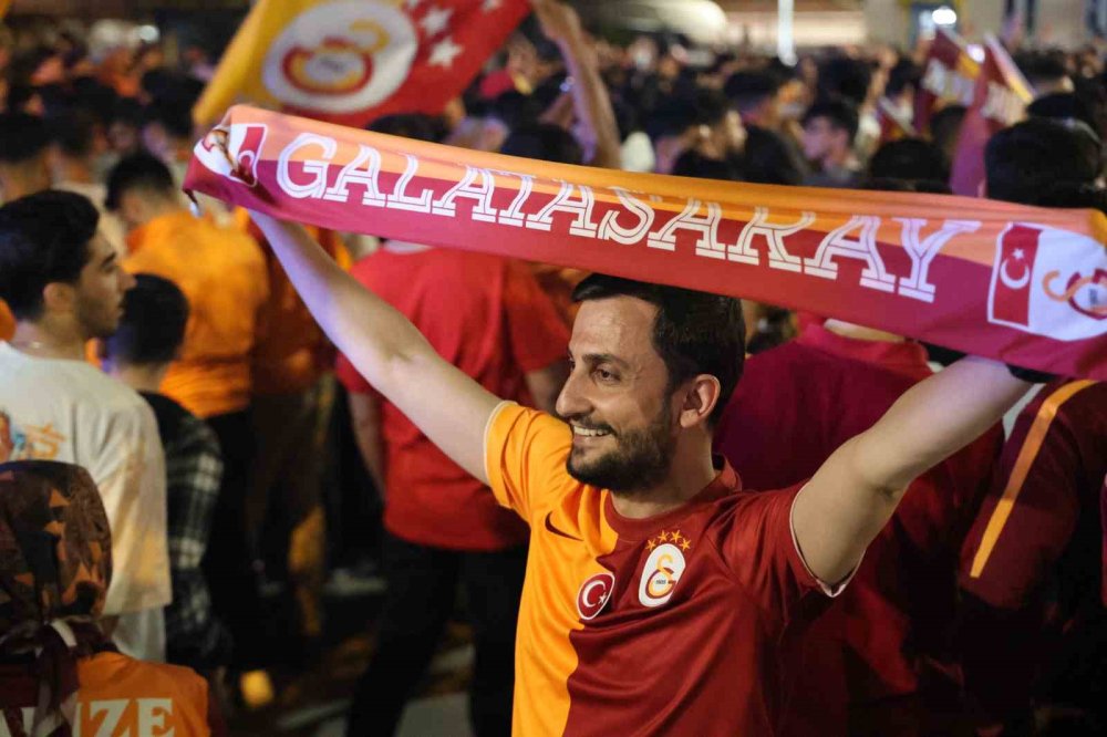 Galatasaray taraftarı şampiyonluğu Elazığ’da coşkuyla kutladı