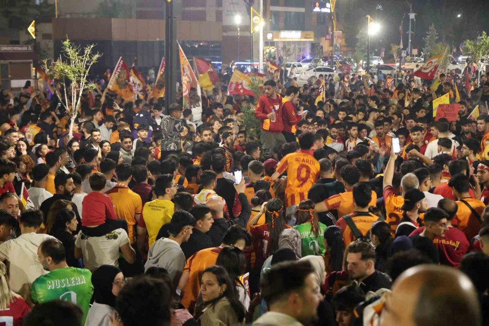 Galatasaray taraftarı şampiyonluğu Elazığ’da coşkuyla kutladı