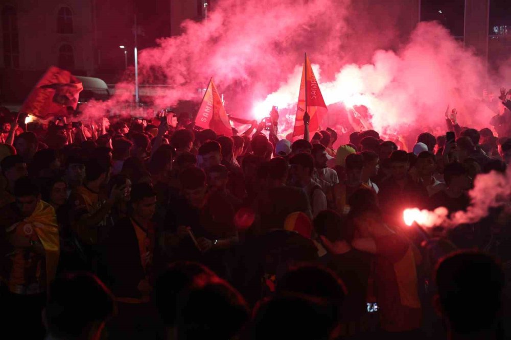 Galatasaray taraftarı şampiyonluğu Elazığ’da coşkuyla kutladı