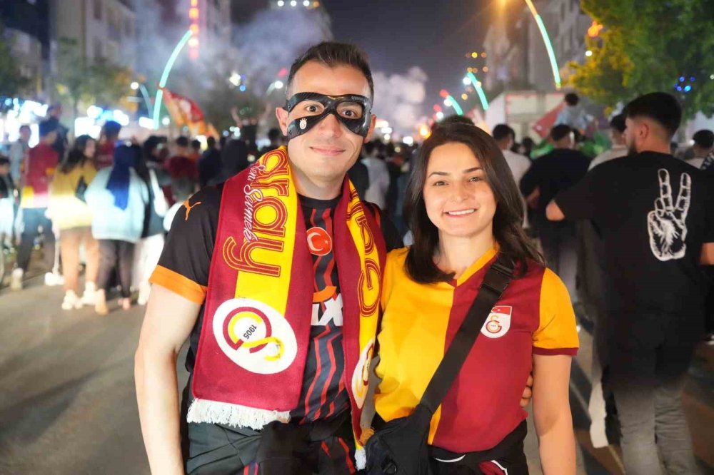 Galatasaray taraftarıları Muş sokaklarında şampiyonluğu kutladı