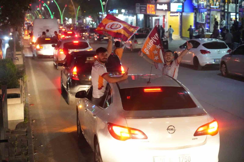 Galatasaray taraftarıları Muş sokaklarında şampiyonluğu kutladı