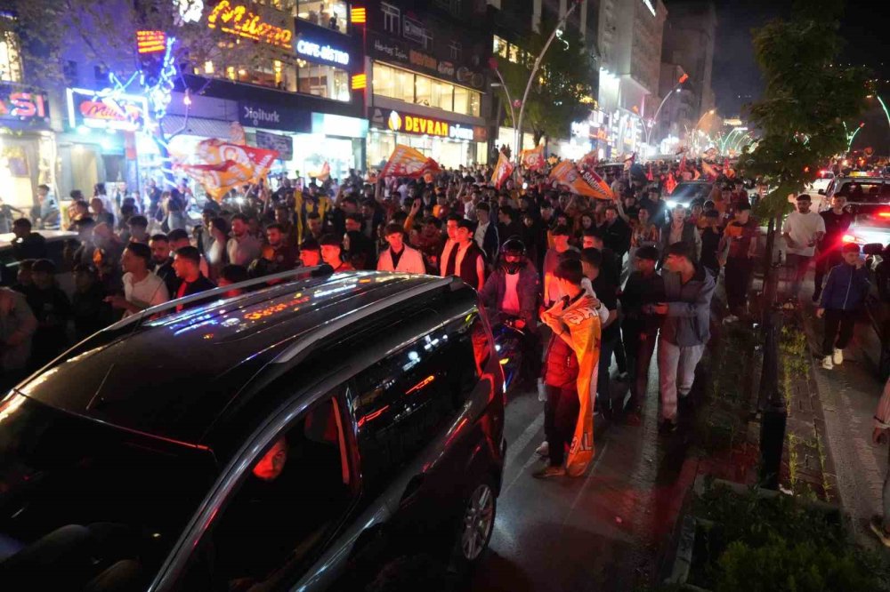 Galatasaray taraftarıları Muş sokaklarında şampiyonluğu kutladı