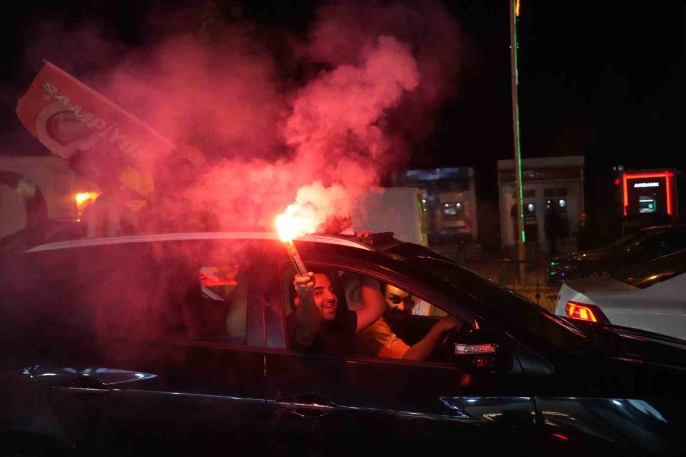 Galatasaray taraftarıları Muş sokaklarında şampiyonluğu kutladı