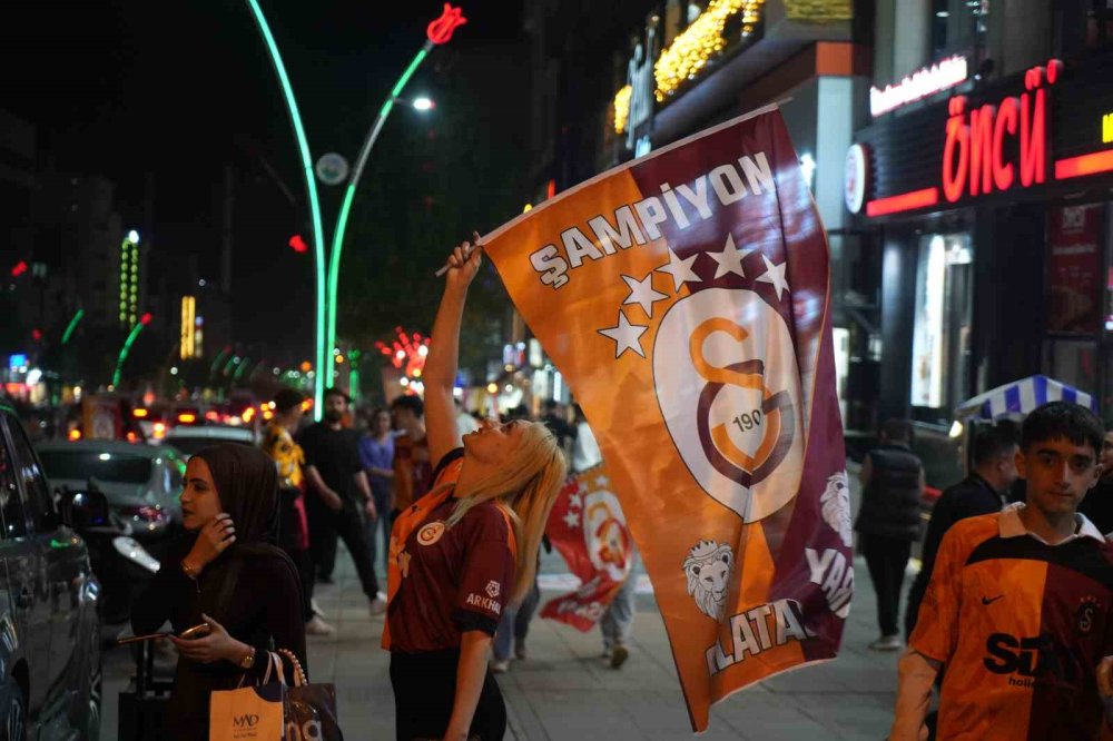 Galatasaray taraftarıları Muş sokaklarında şampiyonluğu kutladı