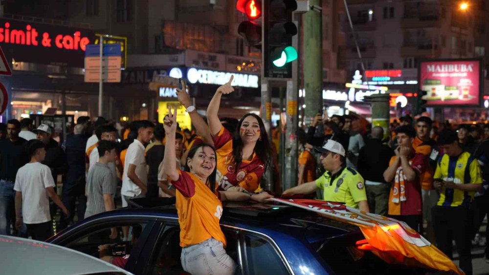 Galatasaray’ın şampiyonluğu Antep'te davul, zurna ve halayla kutlandı