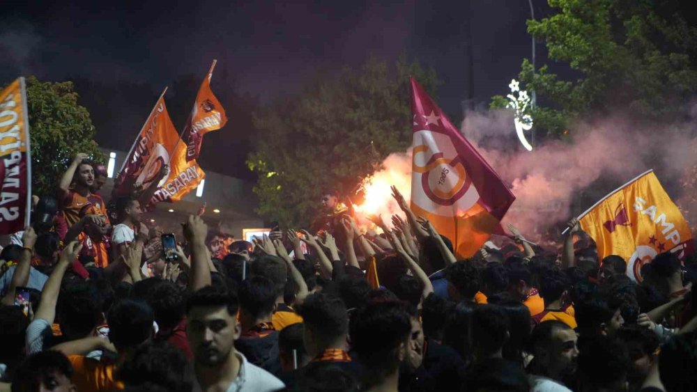 Galatasaray’ın şampiyonluğu Antep'te davul, zurna ve halayla kutlandı