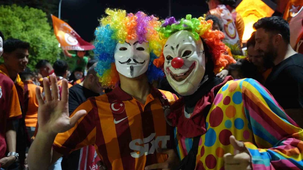 Galatasaray’ın şampiyonluğu Antep'te davul, zurna ve halayla kutlandı
