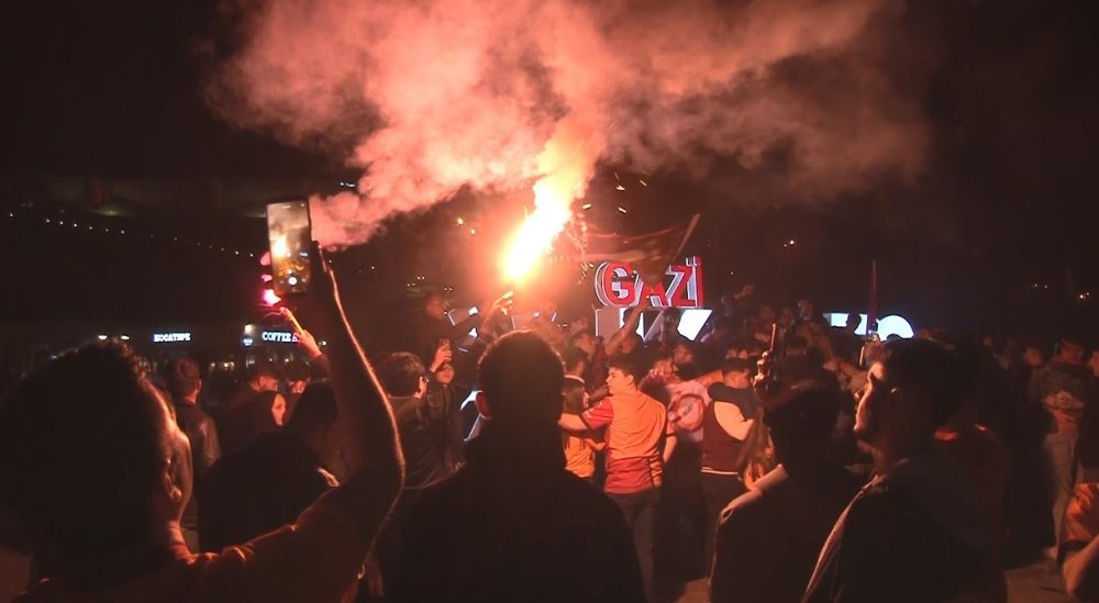 Galatasaraylılar Kars’ta sokaklara akın etti