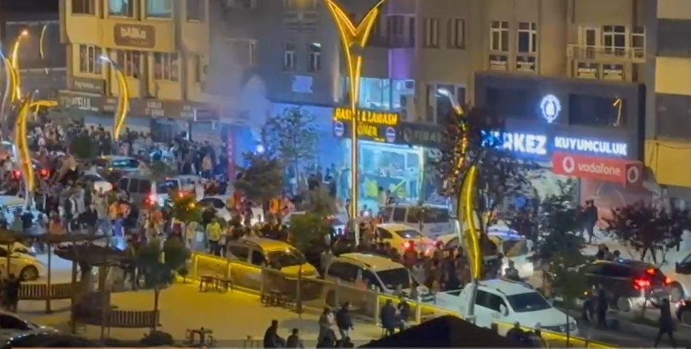 Hakkari’de Galatasaray taraftarları şampiyonluğu kutladı