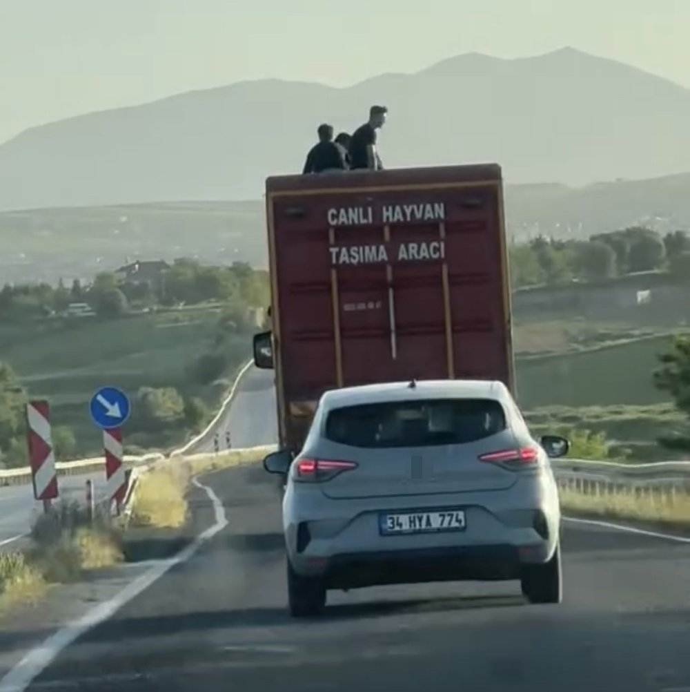 Kamyonun üzerinde tehlikeli yolculuk kamerada