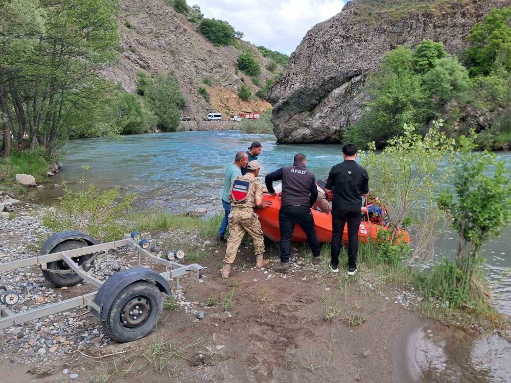Munzur Nehri’nde mahsur kalan kişiyi ekipler kurtardı