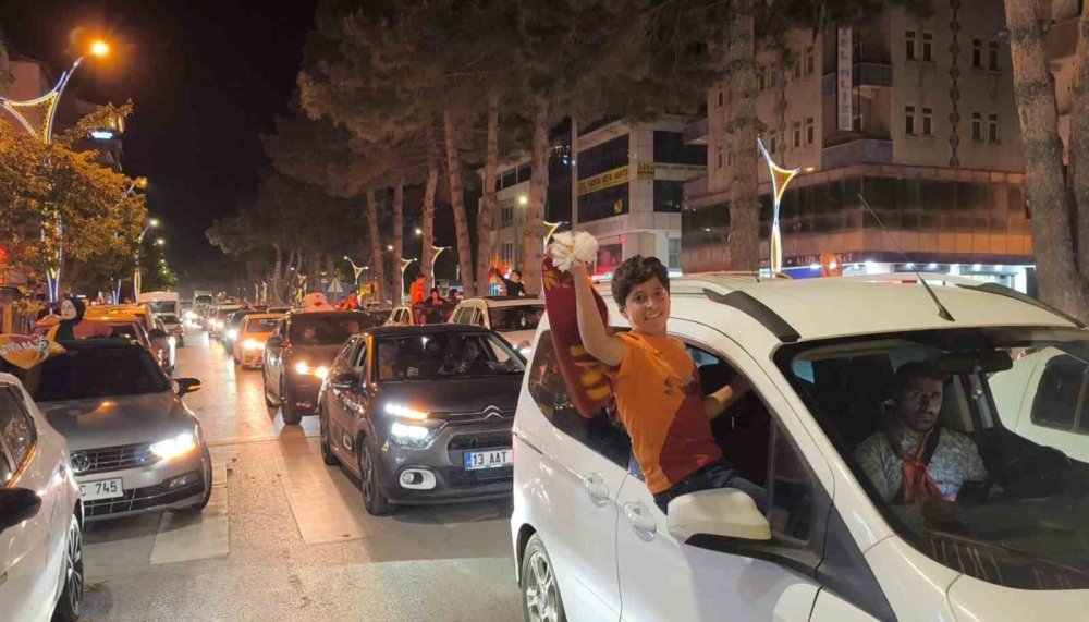 Tatvan’da Galatasaray taraftarları uzun konvoylar oluşturdu