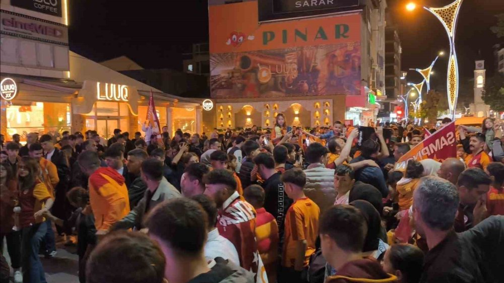 Tatvan’da Galatasaray taraftarları uzun konvoylar oluşturdu