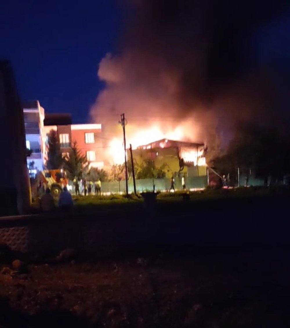 Adıyaman’da 2 katlı evde yangın çıktı