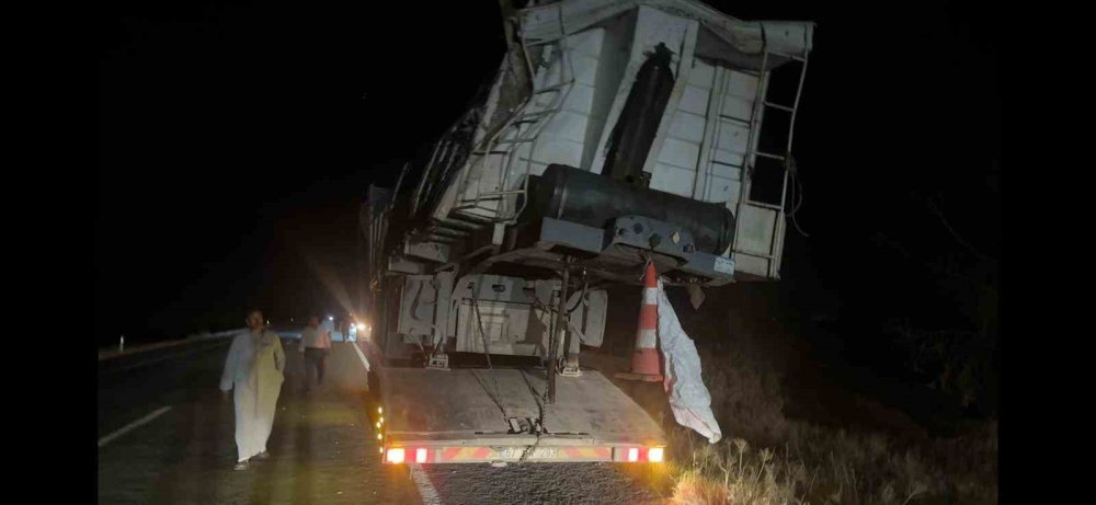 Ceylanpınar’da buğday yüklü tır devrildi