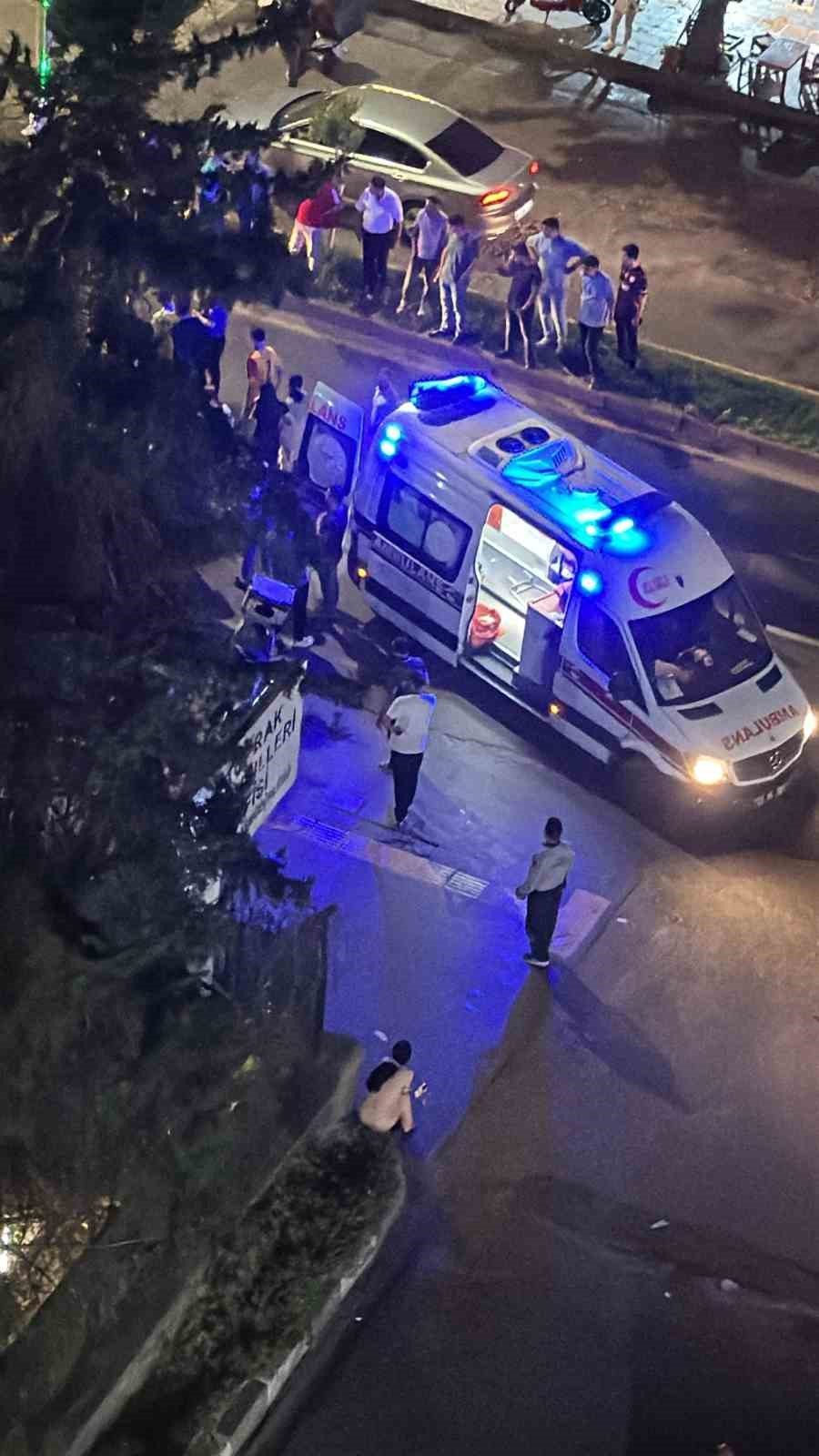 Motorkurye yayalara çarptı: 3 yaralı