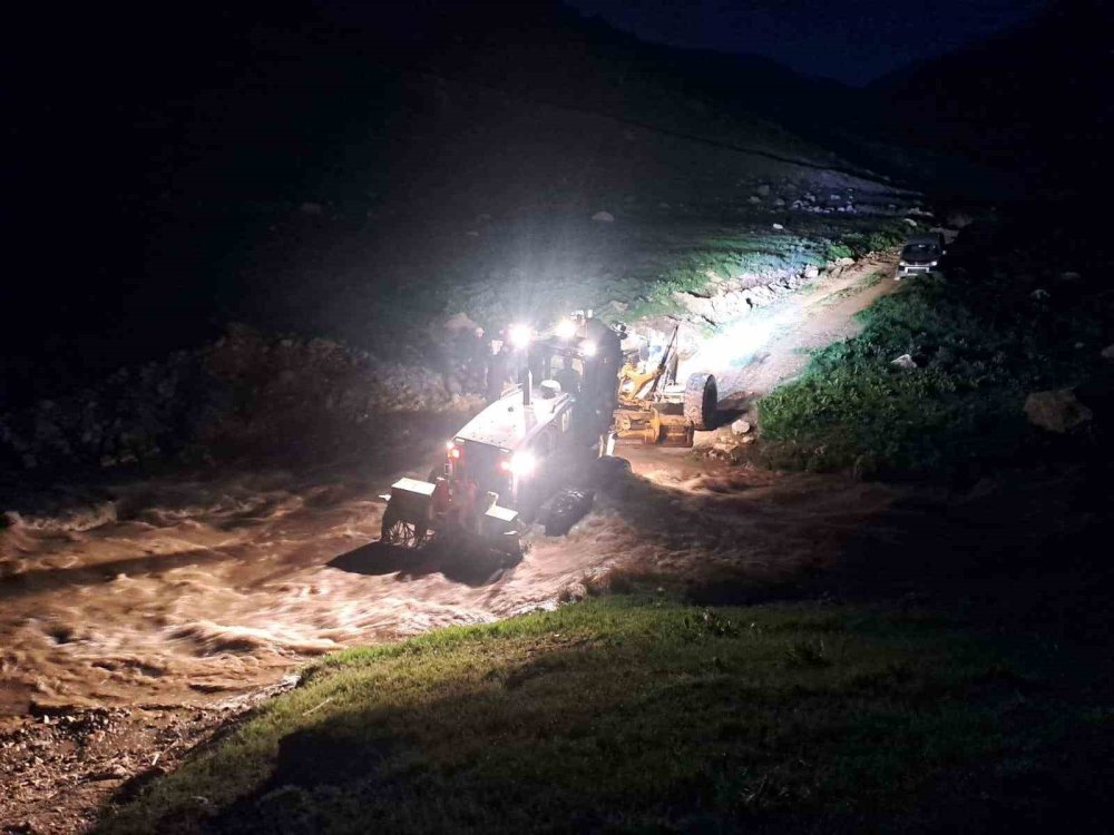 Van’da pancar toplamaya giden kişiler su seviyesi yükselince mahsur kaldı