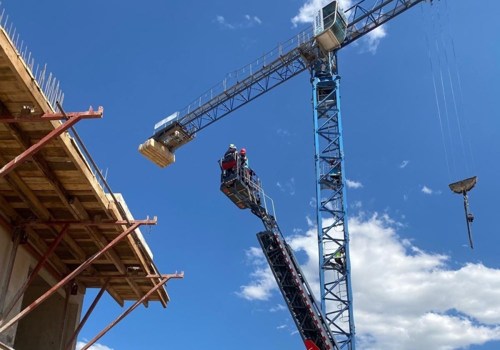 Vinçte fenalaşan operatör itfaiye erlerince indirilerek hastaneye kaldırıldı